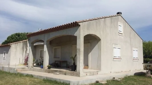 Façade grise avant ravalement
