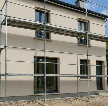 Maison à étage sous échafaudage pendant le ravalement